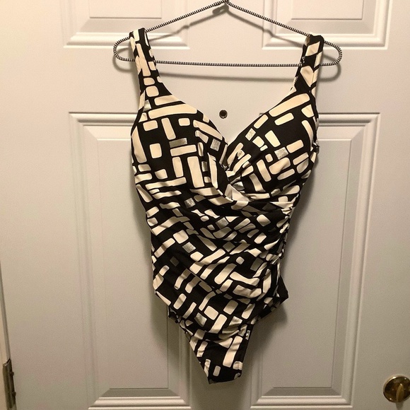 Miraclesuit Other - Miraclesuit Geometric Estilo Tummy Control Swimsuit Retro Pinup *See Flaw*